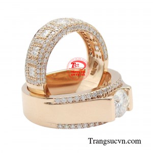 Cặp nhẫn cưới còn thể hiện tình yêu sâu đậm của cô dâu chú rể, là món quà tinh thần quý giá dành cho người bạn đời sau cánh cửa hôn nhân. 