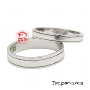 cưới vàng trắng cá tính đơn giản với thiết kế không quá cầu kỳ, sở hữu đai trơn cùng đường nét thanh mảnh. 