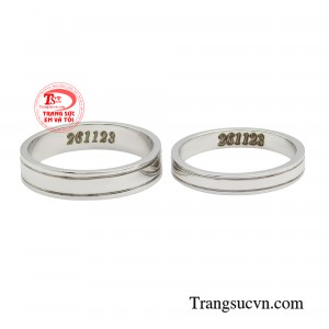 Dù sở hữu thiết kế tinh giản, nhẫn cưới vàng trắng vẫn mang đến sự hiện đại, mới mẻ cho cặp kỷ vật một đời của đôi bạn.