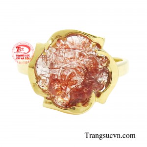 Mang vẻ đẹp tao nhã quyền quý, kết hợp với năng lượng mạnh mẽ từ thạch anh tóc đỏ giúp gắn kết tình yêu và mang lại giàu sang phú quý.