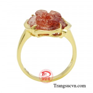 Bên cạnh đó, việc đeo nhẫn còn có ý nghĩa cầu chúc mọi việc được diễn ra thuận lợi, suôn sẻ, và phát triển. 