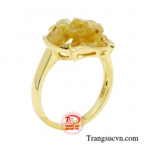 Nhẫn hoa mẫu đơn thạch anh tóc vàng mang theo vẻ quyến rũ lạ kỳ.