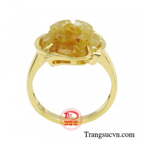 Đoá hoa nồng thắm rực rỡ trên nền đá thạch anh tóc vàng thiên nhiên trên nền chất liệu vàng 10k.