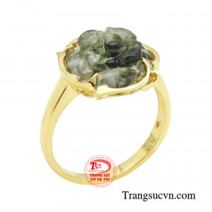 Nhẫn hoa mẫu đơn thạch anh tóc xanh lấy ý tưởng từ hình ảnh một bông hoa tươi tắn đang nở rộ khoe sắc, từng lớp từng lớp cánh hoa được chế tác sắc nét, sinh động.