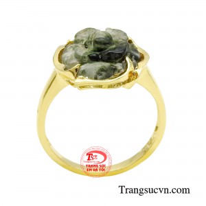 Chiếc nhẫn sử dụng chất liệu vàng 10k mang sắc màu tươi tắn, kết hợp với đá thạch anh tóc xanh mang đến sự sang trọng, quý phái.