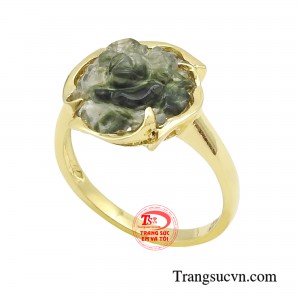 Chiếc nhẫn khi đeo trên tay như một đóa hoa nhỏ giúp nàng thêm dịu dàng, quyến rũ