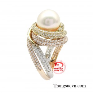 Viên ngọc trai tròn đầy đặt ở tâm giữa chiếc nhẫn mang lại nét đẹp đài các và quyến rũ cho nàng.