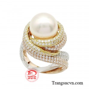 Vẻ đẹp lộng lẫy, kiều diễm cùng ánh xà cừ phản chiếu trên bề mặt ngọc trai giúp cho quý cô tôn lên nét kiêu sa của chính mình.