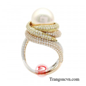 Nhẫn nữ ngọc trai không chỉ mang đến nét cuốn hút cho phái đẹp mà còn điểm xuyến thêm vẻ thời thượng cao quý.