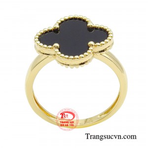 Chiếc nhẫn trên tay không chỉ thể hiện gu thẩm mỹ tinh tế của nàng, mà còn giúp nàng tạo điểm nhấn ấn tượng với người đối diện, trở thành tâm điểm thu hút mọi ánh nhìn. 