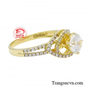 Không những vậy hàng đá lấp lánh tinh xảo trên chiếc nhẫn còn giúp các cô nàng trông thời thượng, cùng phong cách quyến rũ, sang chảnh trong các bữa tiệc hay buổi họp.