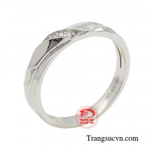 Nhẫn nữ thời trang thanh lịch được thiết kế theo phong cách đơn giản, hài hòa với gam màu trắng thuần sắc góp phần mang đến sự sang trọng cho vẻ ngoài của bạn.