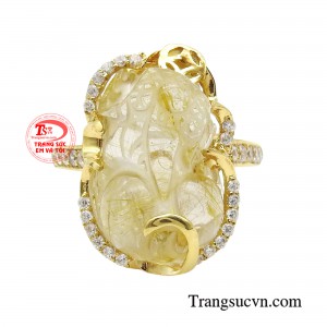 Nhẫn Tỳ Hưu được làm từ chất liệu vàng 14k cùng đá thạch anh tóc vàng thiên nhiên thiết kế nổi bật với hình Tỳ Hưu chạm khắc tinh xảo.