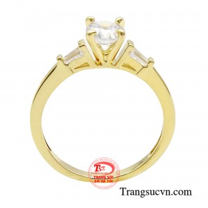 Hơn thế nữa, nhẫn nữ vàng tây được các nghệ nhân kim hoàn thiết kế cẩn thận, chăm chút từng chi tiết nhỏ, giúp phái đẹp thể hiện sự mềm mại, dịu dàng và thanh tú.