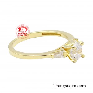 Đặc biệt hơn, sự kết hợp giữa chất liệu vàng cao cấp và đá Cz lấp lánh tạo nên một tổng thể hài hòa, càng làm nổi bật hơn vẻ đẹp kiêu sa và quyền quý của các nàng.