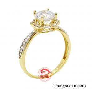 Nhẫn nữ vàng thu hút lấy cảm hứng từ một đoá hoa đang vươn mình khoe sắc mang đại diện cho vẻ đẹp rực rỡ.