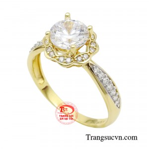 Chiếc nhẫn nữ được thiết kế trang nhã, tinh tế, những viên đá Cz tạo hình đóa hoa đầy bắt mắt, thu hút mọi ánh nhìn.