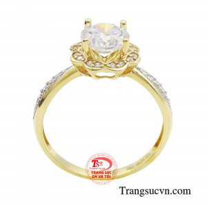 Hơn nữa, viên đá chủ được bao bọc bởi những cánh hoa được thiết kế chăm chút tạo nên một tổng thể độc đáo giúp nàng thêm nổi bật.