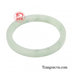 Vòng ngọc cẩm thạch trang nhã đẹp mắt tinh tế giúp người đeo trở nên sang trọng. 