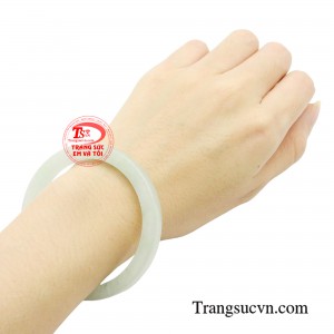 Bởi vậy mà nhiều người tin rằng đeo trang sức đá cẩm thạch trên người tốt cho vận khí và sức khỏe lẫn tiền tài.