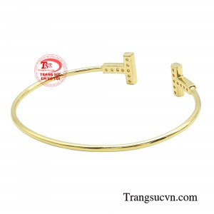 Nó là sự bổ sung hoàn hảo cho bất kỳ bộ trang phục nào, giúp phụ nữ tỏa sáng, tự tin, và nổi bật.