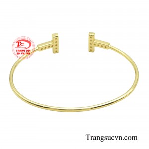 Đặc biệt, với kiểu dáng này, nàng có thể đeo cùng nhiều lắc tay, vòng tay khác mà không tạo cảm giác nặng nề hay mất cân đối.
