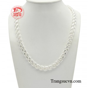 Dây chuyền nam bạc bản lĩnh với kiểu dáng dây kết đan chặt, mang đến cảm giác chắc chắn, khỏe khoắn và năng động. 