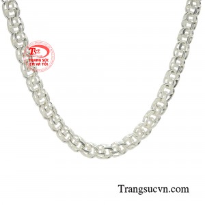 Chiếc dây chuyền bạc lịch lãm, đầy vẻ cuốn hút nam tính, dễ dàng phối hợp với nhiều loại trang sức khác nhau mang đến sự năng động, cá tính
