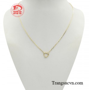 Dây chuyền trái tim hẹn ước không chỉ giúp tôn vinh sự quyến rũ cho bờ vai mảnh hay chiếc cổ thon, mà còn thể hiện sự tự tin cùng thần thái cuốn hút.