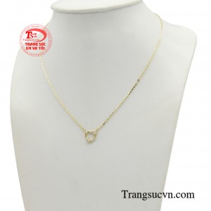 Trái tim hẹn ước là sự kết hợp giữa hai biểu tượng, đó là ngôi sao và trái tim, tạo nên một thiết kế tinh tế và lãng mạn.