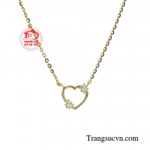 Chiếc dây chuyền là lựa chọn hoàn hảo để thể hiện tình cảm và kết nối trái tim với người mà bạn yêu thương.