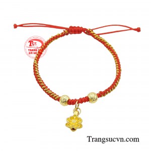 Dây tết charm vàng liên hoa được tết tỉ mỉ kết hợp với charm hoa sen vàng​​​​​​​. 