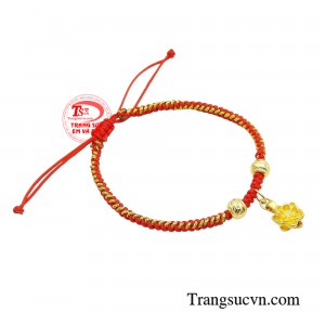 Lấy ý tưởng thiết kế từ bông hoa sen nở rộ, charm vàng liên hoa vàng 24k được chạm khắc sinh động, nổi bật đầy ấn tượng.​​​​​​​ 