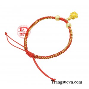 Từng đường nét chạm khắc tinh xảo, uyển chuyển, charm vàng liên hoa hiện lên với ba tầng cánh hoa khắc sắc nét, sống động hơn bao giờ hết.