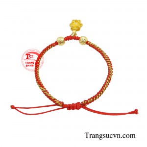 Theo quan niệm phong thủy dây tết từ sợi chỉ đỏ, đa sắc sẽ giúp người đeo tránh được những điềm xấu và đem lại may mắn, tài lộc.