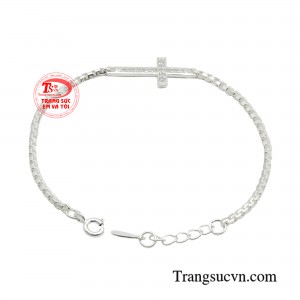 Chiếc lắc tay còn giúp bé cảm nhận được sự che chở của Chúa đang dõi theo từng bước đi trên cuộc đời này.