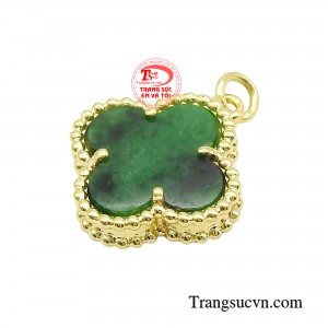 Theo phong thủy người ta không chỉ xem charm ngọc cẩm thạch như một món quà về sức khỏe mà còn xem như một món trang sức có thể đem lại sự phồn thịnh và giàu có cho chủ nhân. 