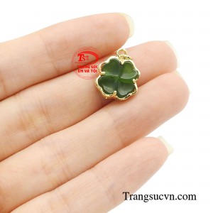 Mặt charm cỏ 4 lá không chỉ là một món trang sức đẹp mắt mà còn là biểu tượng của sự may mắn. 