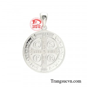 Mặt dây cầu nguyện ban phước được thiết kế có hai mặt, với kiểu dáng hình tròn và được đúc bằng chất liệu bạc 925.