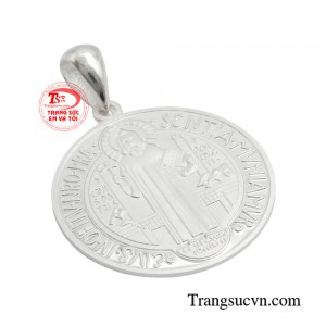 Mặt đầu tiên với hình ảnh Thánh Benedict một tay cầm thánh giá là biểu tượng ơn cứu độ của mọi kito hữu, một tay cầm cuốn tu luật nhắc nhở mọi kito hữu có bổn phận loan truyền lời Chúa.