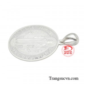 Bên trái có chén thuốc độc. Bên phải có con quạ cắp bánh.