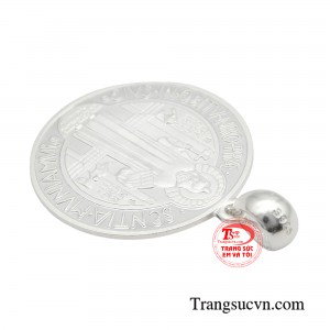 Trong thánh giá mề đay trừ quỷ của Thánh Benedict có những hàng chữ ý nghĩa cầu nguyện xua đuổi tà ma.