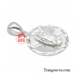 Đeo mặt dây chuyền hình Mẹ Maria không chỉ là món trang sức nổi bật cho bản thân mà còn mang ý nghĩa tâm linh sâu sắc. 