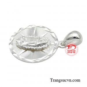 Đeo mặt dây chuyền này cũng là một cách để tôn kính và đặt niềm tin vào Mẹ Maria, tìm kiếm sự bình an và hy vọng trong cuộc sống. 