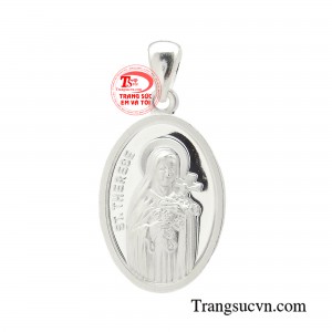 Mặt dây công giáo ban phước được thiết kế tinh tế với hình ảnh đức mẹ vô cùng hiền từ, bao dung và vị tha. 