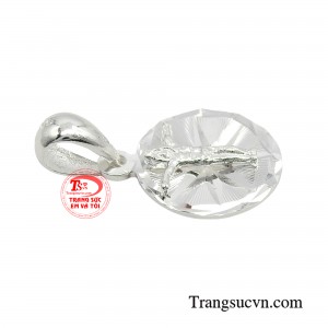 Đặc biệt, chiếc mặt dây chuyền này còn là món trang sức làm đẹp cho bản thân.