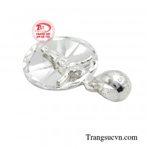 Vì vậy, nhiều người chọn mặt dây chuyền bạc công giáo để tặng người thân và bạn bè trong những dịp đặc biệt của tôn giáo.