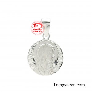 Mặt dây công giáo cầu nguyện khắc họa hình ảnh đức mẹ Maria mang trái tim nhân hậu và bao dung cùng với ánh hào quang xung quanh đại diện cho sự soi sáng