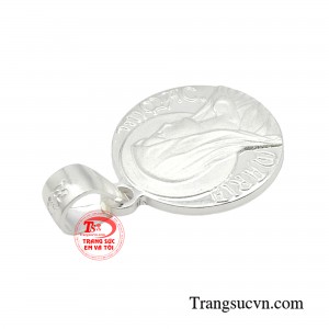 Chiếc mặt dây được làm từ bạc 925 không chỉ mang ý nghĩa tín ngưỡng mà còn giúp cho người dùng cản gió, khỏe mạnh hơn.