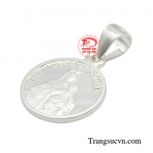 Sự hiện diện của Mẹ Maria và Chúa Jesu trên mặt dây chuyền đeo cổ như lời cầu nguyện giúp người đeo gặp nhiều may mắn trong cuộc sống. 